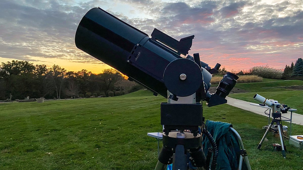 Tomorrow night, the Overland Park Arboretum &amp; Botanical Gardens will come alive after hours!

Join us at 5 p.m. for Night at the Arboretum, where you’ll get to stargaze through telescopes and explore family-friendly activities.

Learn more at bit.ly/3USBH9o.