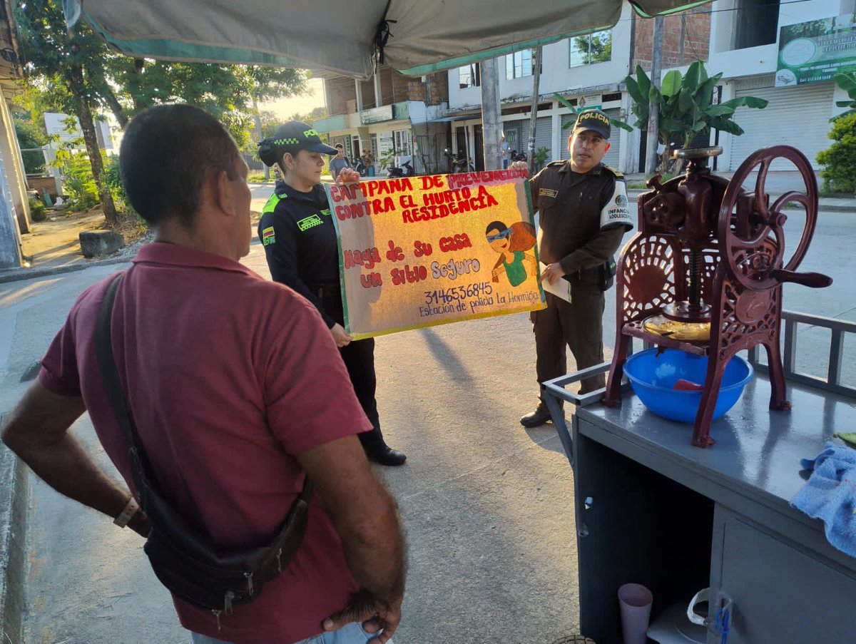 PoliciaDepuy's tweet photo. ‘Proteger el futuro de nuestros niños, niñas y adolescentes es nuestra prioridad’. Uniformados de ⁦@ProteccionPonal⁩ realizan campañas de prevención sobre las diferentes modalidades de delito y el cuidado de la niñez, garantizamos su seguridad y bienestar. #JuntosPorLaNiñez https://t.co/vNJ7kE7fdP