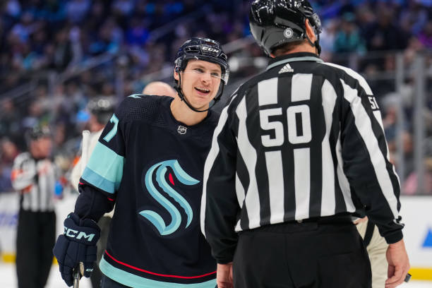 ScoutingTheRefs's tweet image. Chicago Blackhawks vs. Seattle Kraken get refs Brandon Schrader (#34) and Wes McCauley (#4) with Joe Mahon (#89) and Scott Cherrey (#50) on lines 
scoutingtherefs.com/2024/11/46266/… 
@NHLBlackhawks @SeattleKraken #Blackhawks #SeaKraken #CHIvsSEA