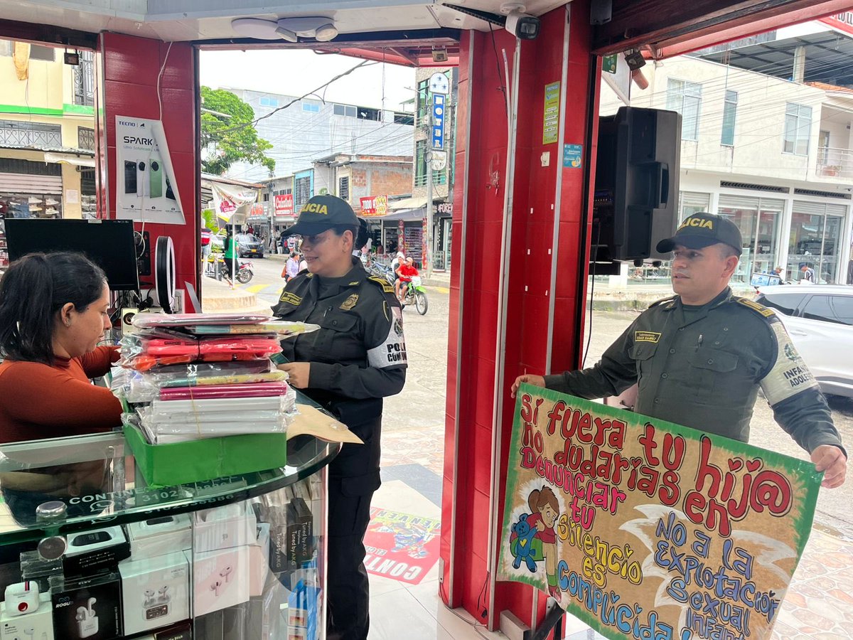 PoliciaDepuy's tweet photo. #AEstaHora en #LaHormiga sensibilizamos a nuestra comunidad sobre los diferentes delitos que afectan la seguridad y como evitarlos. Invitamos a la ciudadanía a informar a través de la línea del #123 de la ⁦@PoliciaColombia⁩ 

#SeguridadEnElTerritorio
⁦@PoliciaDepuy⁩ https://t.co/CQkyTJwSZn