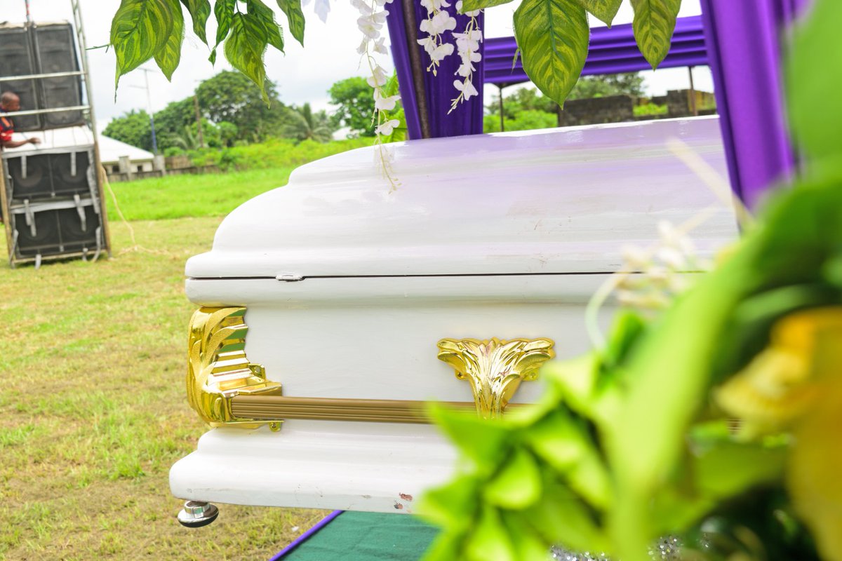 BlaqVisual's tweet image. An official burial shot 
Nikon d5300
Edited by Blaq
Software : Photoshop
Kits lens :18-55mm