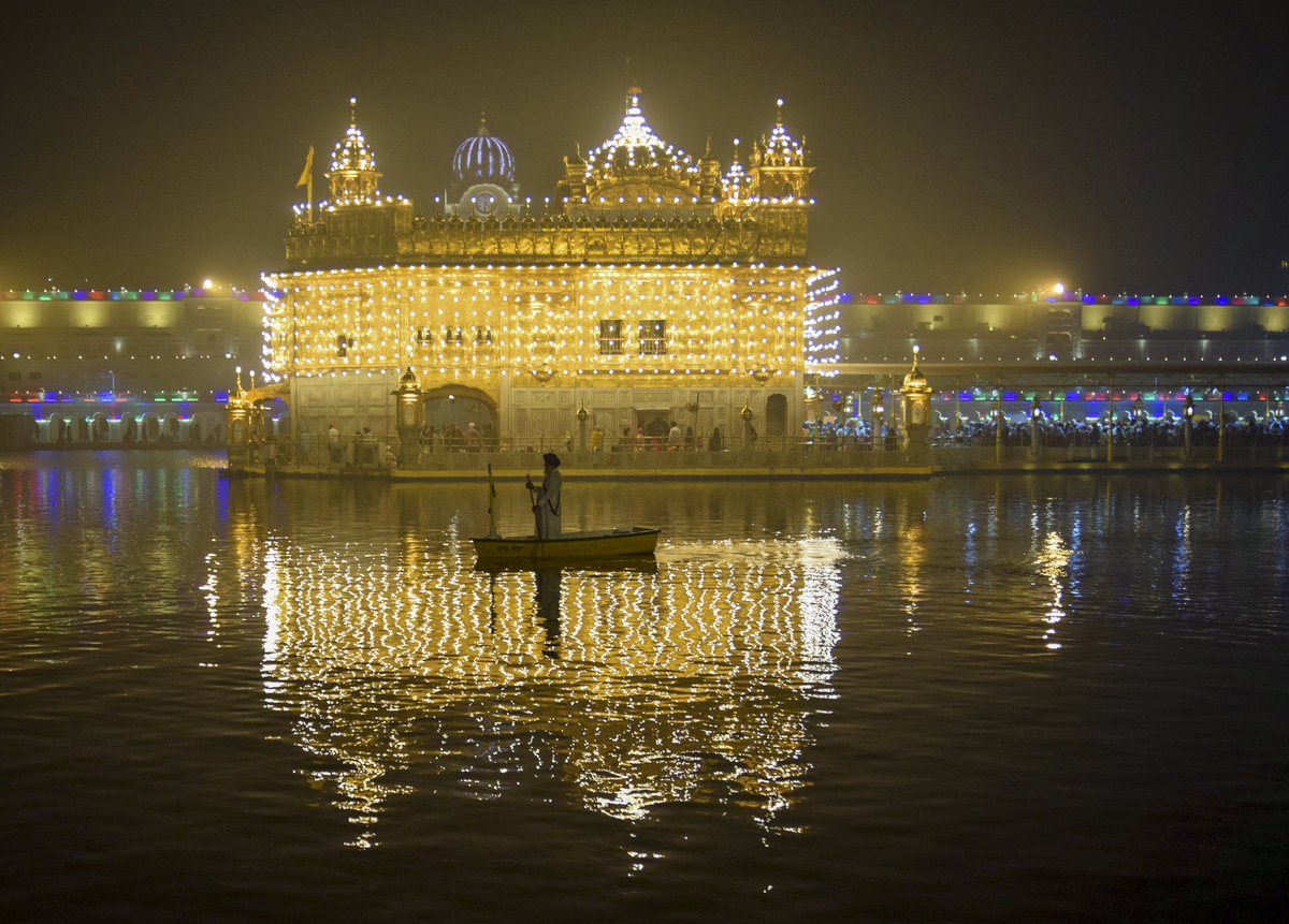 NewsAlgebraIND's tweet photo. Golden Temple is illuminated with lights on the eve of Gurunanak Jayanti. https://t.co/tG1z35khdO