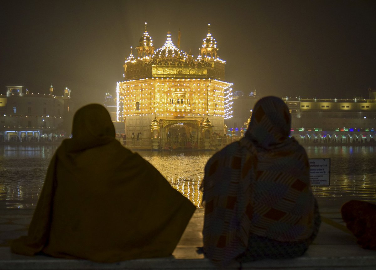 NewsAlgebraIND's tweet photo. Golden Temple is illuminated with lights on the eve of Gurunanak Jayanti. https://t.co/tG1z35khdO
