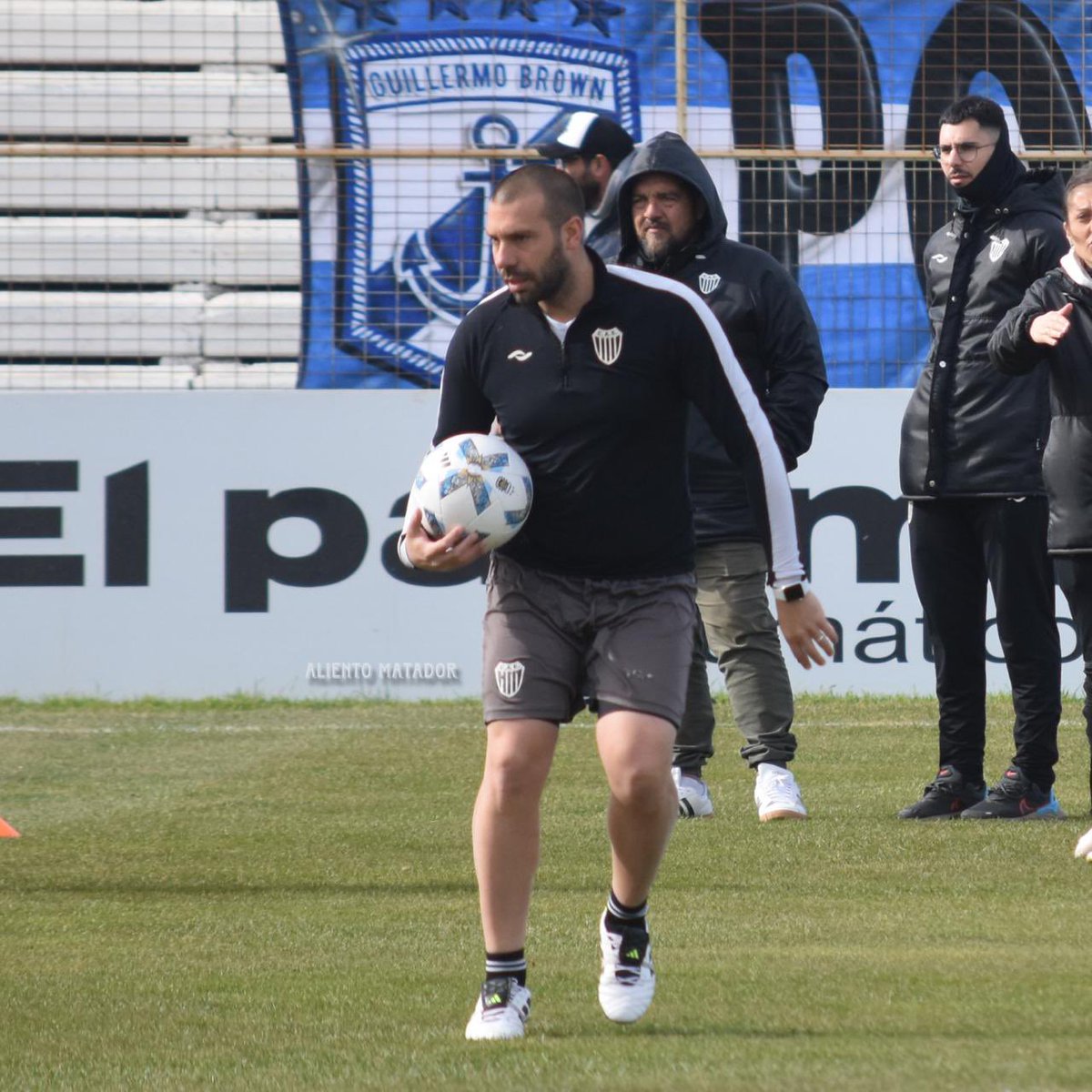 gpaezpf's tweet photo. Muchas gracias por todo pueblo pincha!!!⚫️⚪️⚫️
Nuevamente nos toca despedirnos luego de un año y medio, fuimos muy felices. Agradecido con todos los que conforman la gran familia de Estudiantes. Será un hasta pronto🏳️🏴🏳️#SomosEstudiantes https://t.co/VgIVIpUfH1
