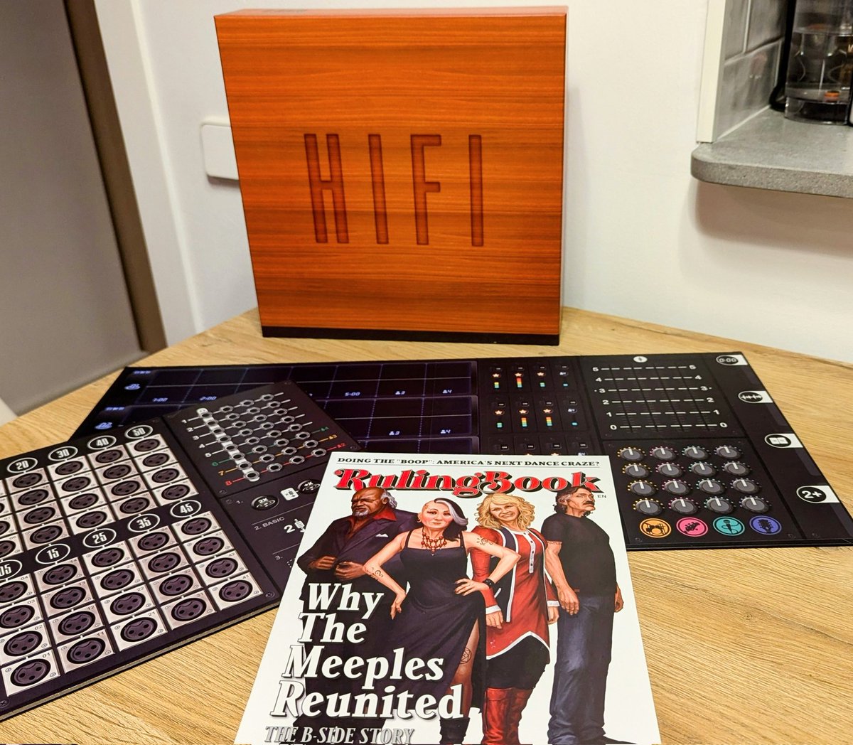 Esta semana va de los juegos de música con una producción brutal. Aquí mi última adquisición: #HiFi de  <a href="/TeruyaAndreBG/">andre teruya</a> editado por <a href="/SmirkandDagger/">Smirk & Dagger / Smirk & Laughter</a>.

Ha costado conseguirlo. Ahora toca estrenarlo 🎧🎛️🎶🎚️💽🎲