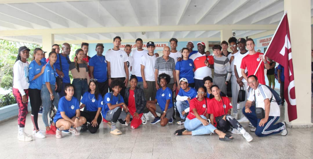LauraMarian8's tweet photo. Abanderada la delegación camagüeyana de la @uc_camaguey que asistirá a la Universiada Nacional 🙌 Aunque pospuesta, le deseamos éxitos a nuestros atletas! https://t.co/VhatD8XmIK