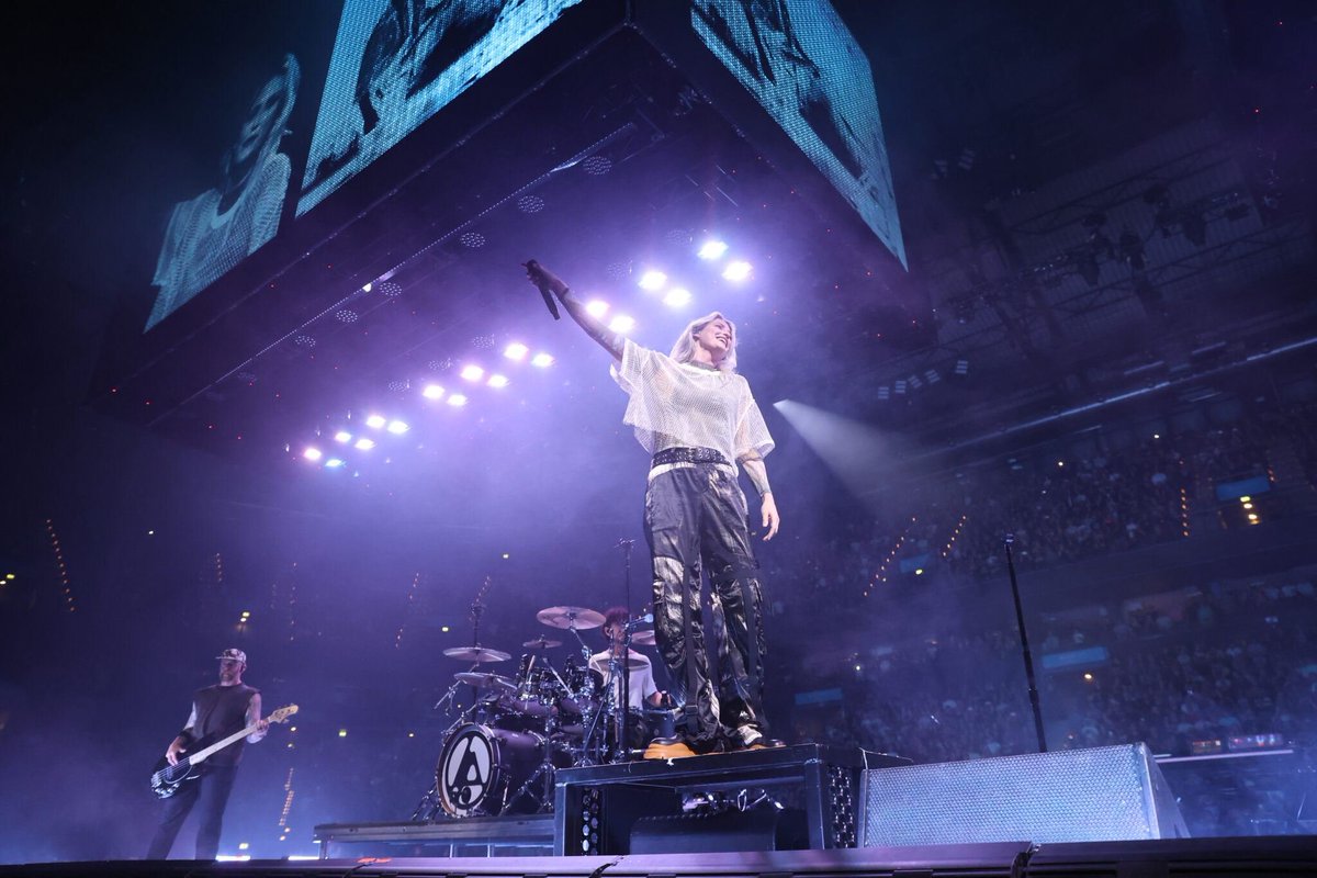 Trendy_Matter's tweet photo. Seven years after losing Chester Bennington, Linkin Park will release new album From Zero with new singer #EmilyArmstrong TOMORROW.

Lead single The Emptiness Machine is topping charts, and fans are connecting with Armstrong’s powerful performances. #LinkinPark #FromZeroWorldTour https://t.co/iEc5ec8aOV