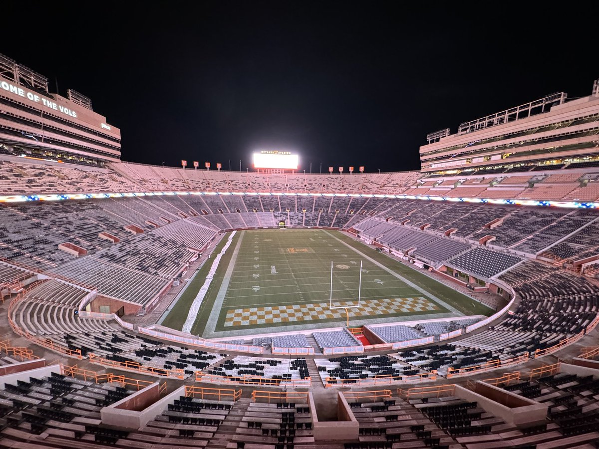 This place empty at night feels WEIRD.