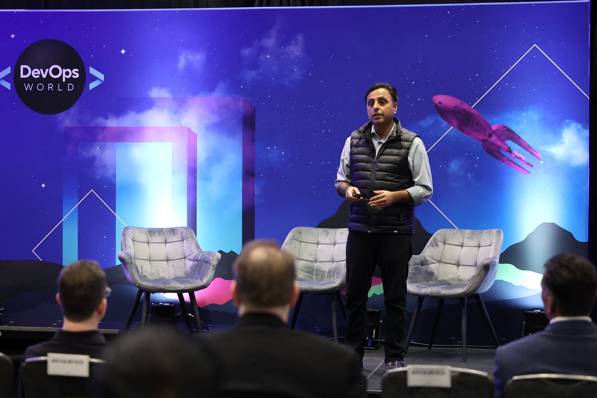 CloudBees's tweet photo. A collection of some of our favorite moments from #DevOpsWorld Tour - Santa Clara πΈ
Featuring: @anuj_kapur @Autodesk @singh_harpreet and many other industry leaders in #DevOps. Looking forward to our final stop in London on Nov 26. https://t.co/npV8A1eoZM