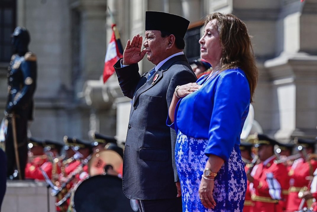Disambut hangat oleh Presiden Peru, Yang Mulia Dina Boluarte dalam upacara kenegaraan sebelum menghadiri rangkaian acara KTT APEC 2024 di Lima, Peru. 

Pertemuan menitikberatkan pada penguatan kerja sama yang telah terjalin lebih dari 50 tahun antara Indonesia dan Peru, dengan