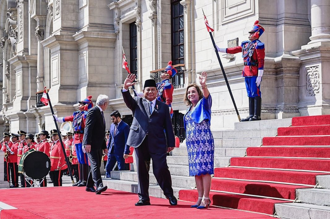 prabowo's tweet photo. Disambut hangat oleh Presiden Peru, Yang Mulia Dina Boluarte dalam upacara kenegaraan sebelum menghadiri rangkaian acara KTT APEC 2024 di Lima, Peru. 

Pertemuan menitikberatkan pada penguatan kerja sama yang telah terjalin lebih dari 50 tahun antara Indonesia dan Peru, dengan fokus pada penanganan perdagangan gelap dan isu-isu regional.

Istana Palacio de Gobierno, Lima, Peru, 14 November 2024.