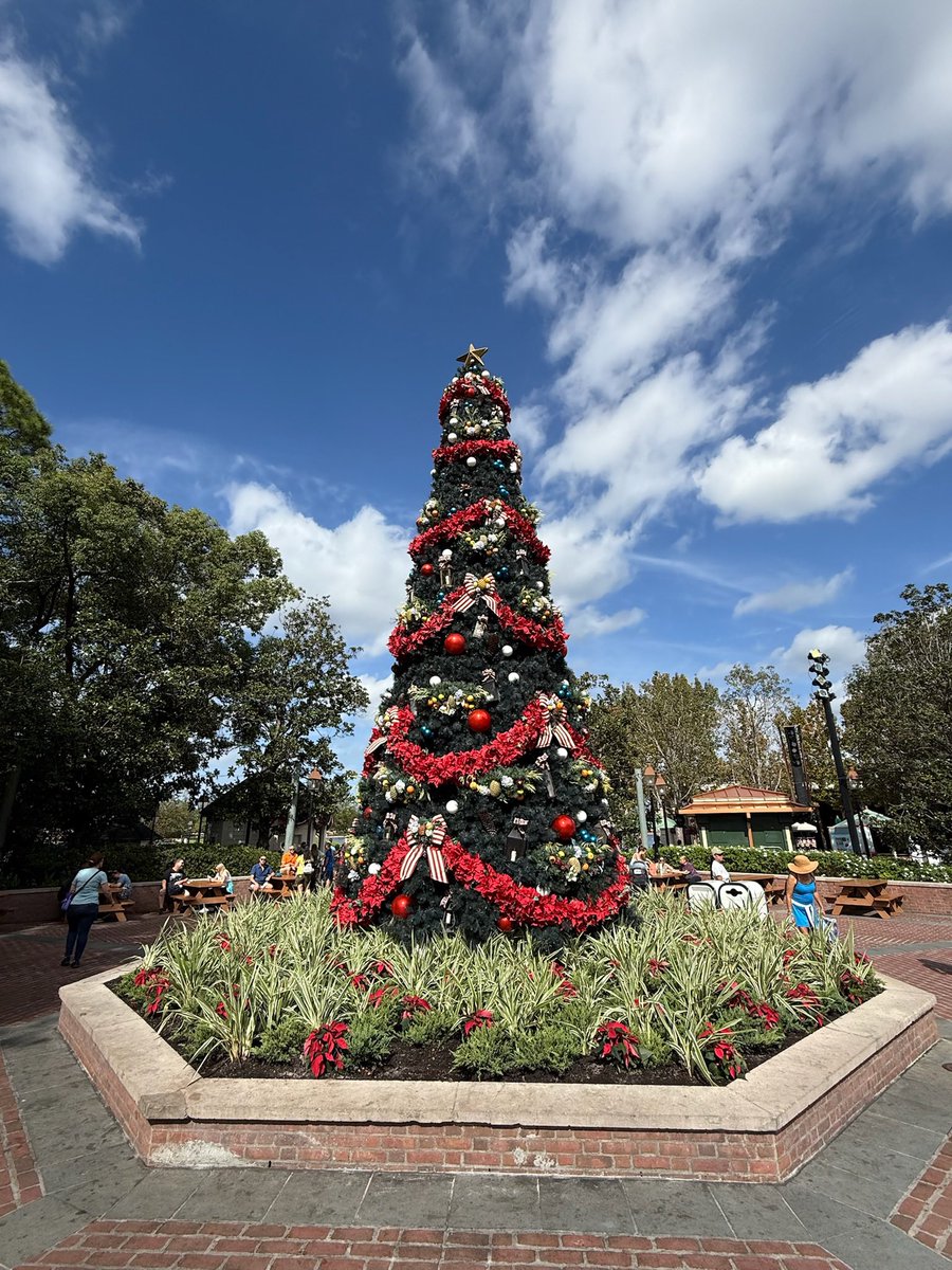 disney_foodies's tweet photo. 🇺🇸🎄A symbol of joy and unity!
The American Adventure Pavilion's Christmas tree sparkles at Epcot! ✨
#EpcotHoliday #AmericanAdventure
#DisneyEpcot #HolidayDecor
#DisneyHoliday #EpcotChristmas https://t.co/4vqlYz8Fq3