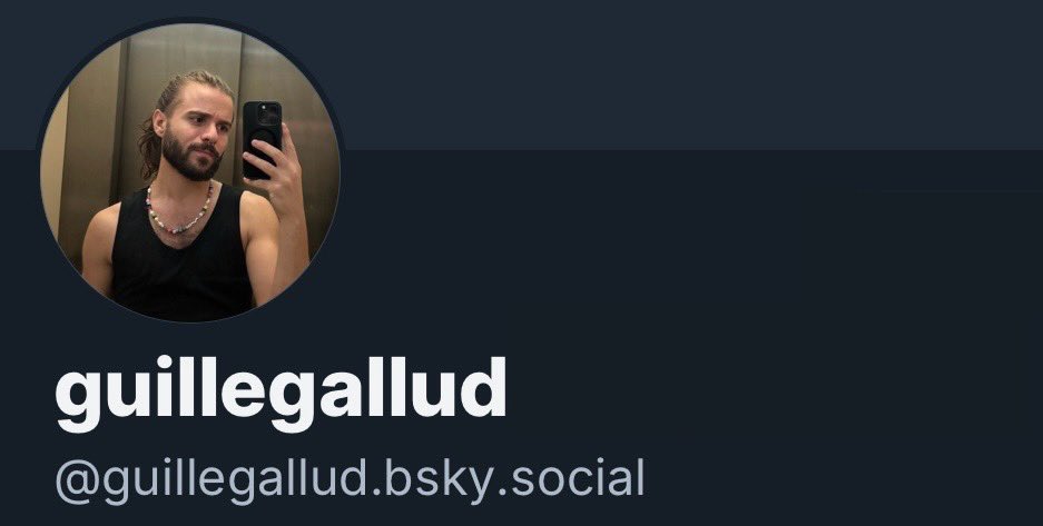 guillegaba's tweet photo. El pájaro azul hace ya tiempo que se fue. En esta jaula dejó de ser libre. Yo también digo adiós porque no quiero participar del fascismo, la desinformación y el barro. Os espero en bluesky 🩵 https://t.co/wJFs618sfh