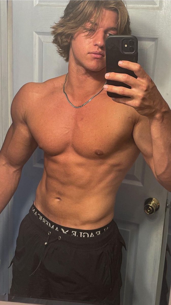 nateslifts's tweet photo. Throwback to being tan https://t.co/Ot3XromwJ8