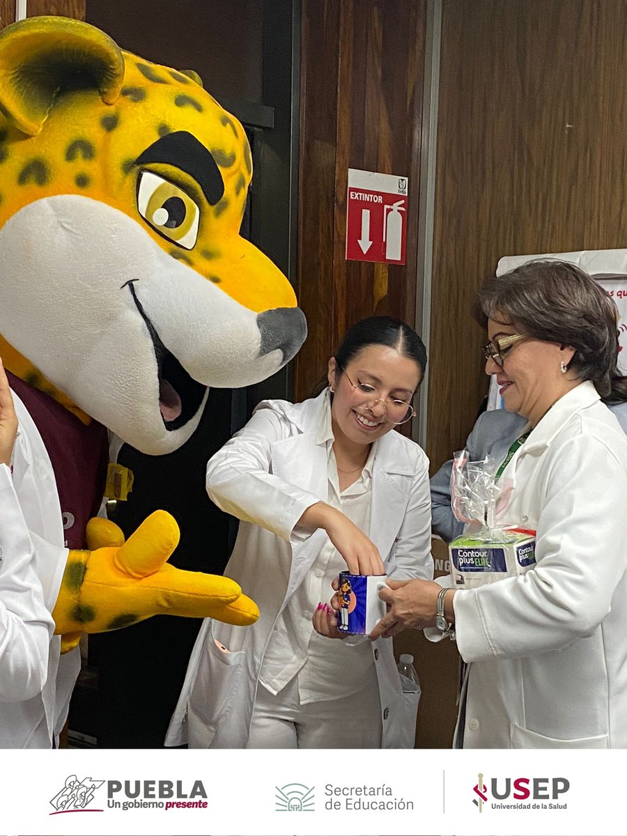 USEP_Puebla's tweet photo. En el marco del #DíaMundialDeLaDiabetes, estudiantes de la grupo 702 de la Licenciatura en Médico Cirujano 🩺, junto al docente 👨🏫 Dr. Edmundo Zavala Ríos y acompañados por la Mascota USEP, #JASU🐾, acudieron a la Clínica No. 1 del @Imss_Pue para presentar la plática "Complicaciones Crónicas de la Diabetes Mellitus" 🩸.
#SomosUSEP⚕️