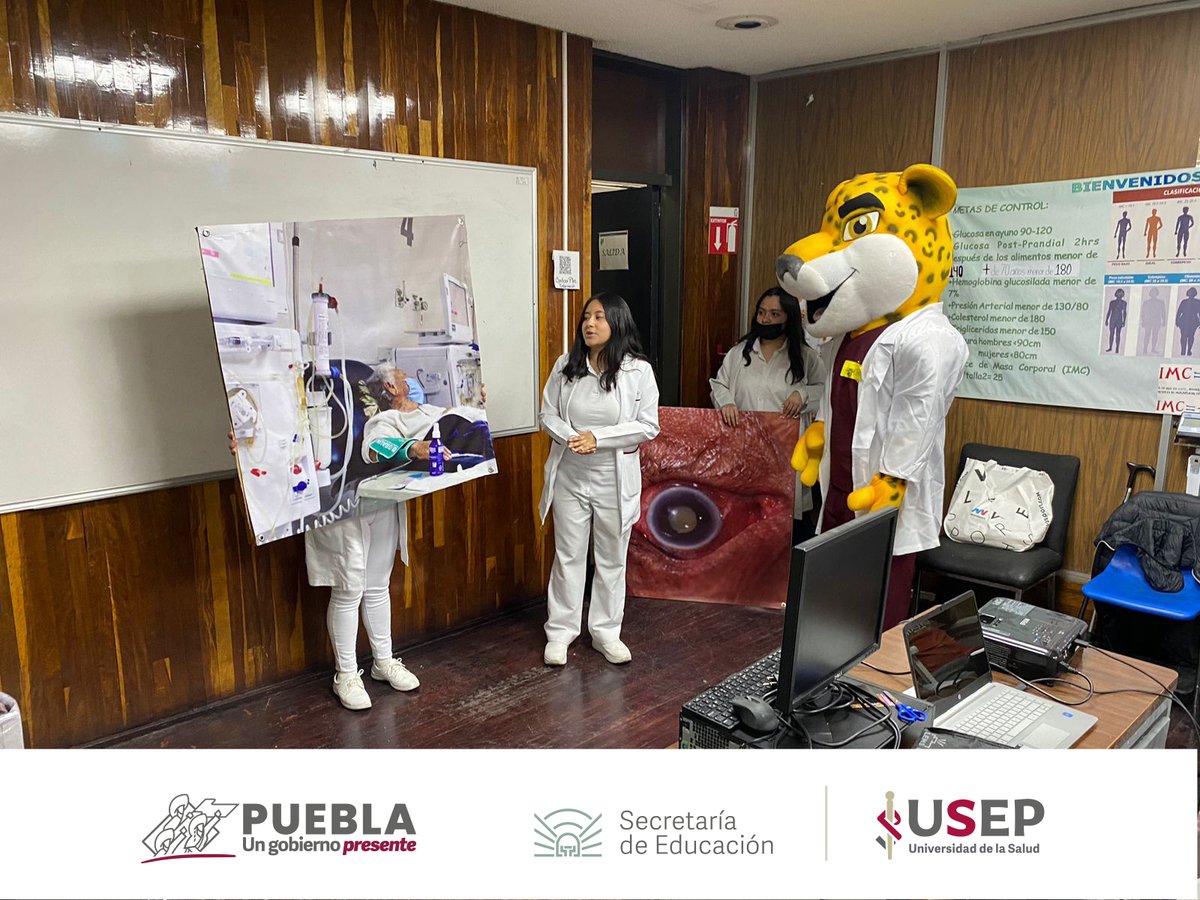 USEP_Puebla's tweet photo. En el marco del #DíaMundialDeLaDiabetes, estudiantes de la grupo 702 de la Licenciatura en Médico Cirujano 🩺, junto al docente 👨🏫 Dr. Edmundo Zavala Ríos y acompañados por la Mascota USEP, #JASU🐾, acudieron a la Clínica No. 1 del @Imss_Pue para presentar la plática "Complicaciones Crónicas de la Diabetes Mellitus" 🩸.
#SomosUSEP⚕️