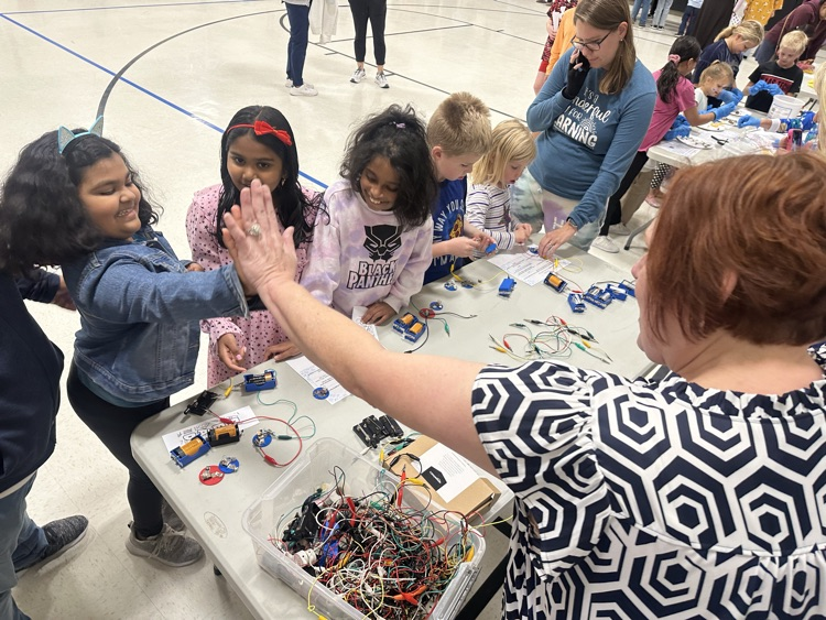 hugheselem's tweet photo. Our Math & Science Night is underway! Lots more f fun hands on stations then a great presentation by Storm Science! Come join us!! #prosperproud #HugheshasHeart 💙🔬🥼🧮 https://t.co/IqtpEqYTgt