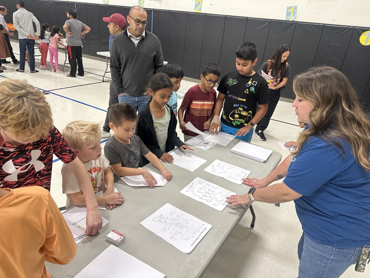 hugheselem's tweet photo. Our Math & Science Night is underway! Lots more f fun hands on stations then a great presentation by Storm Science! Come join us!! #prosperproud #HugheshasHeart 💙🔬🥼🧮 https://t.co/IqtpEqYTgt