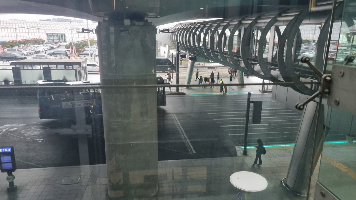 인천공항 1터미널 
3층출국장 한가함.
새벽 여행객이 빠져나간 자리.
오전8시42분