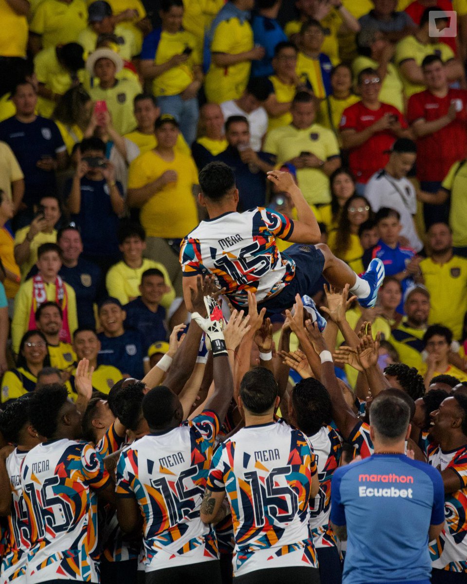 El homenaje a Ángel Mena.
Un buen tipo, gran futbolista.
Deja grandes recuerdos.
Se lleva el cariño.

📷 <a href="/AndresMediavil4/">Andres Mediavilla</a> en MrOFF