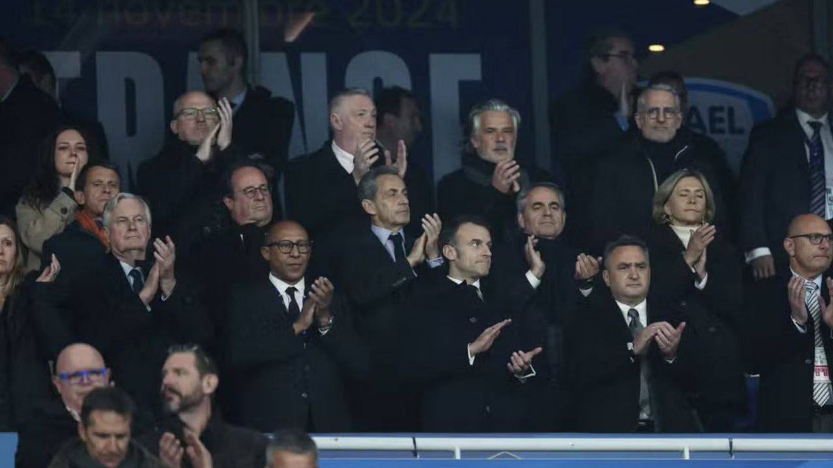 r_chekkat's tweet image. Il n'y a jamais eu autant de sièges vides, ni autant de femmes et d'hommes politiques présents à un match de l'équipe de France. Le décalage est saisissant.
#FranceIsraël