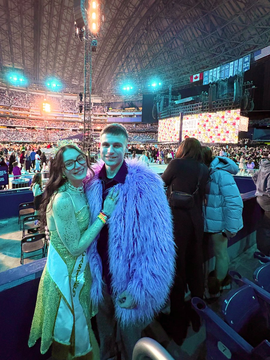 nojo8991's tweet photo. The queen of sandcastles he destroys is in the lavender haze 🏖️💜☁️

#TorontoTSTheErasTour 
@taylorswift13 @taylornation13 https://t.co/B6AJifKgFV
