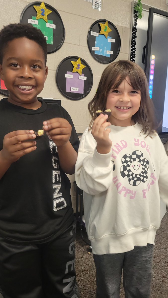 mrsconry's tweet photo. A little fraction treat to go along with our number corner grid pattern. They worked as a team to make sure their halves were a fair share. @HumbleISD_MBE https://t.co/xskCRcvSOE