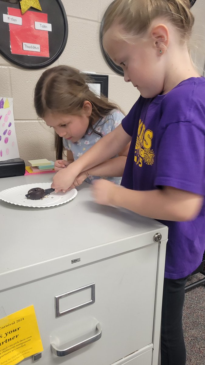 mrsconry's tweet photo. A little fraction treat to go along with our number corner grid pattern. They worked as a team to make sure their halves were a fair share. @HumbleISD_MBE https://t.co/xskCRcvSOE