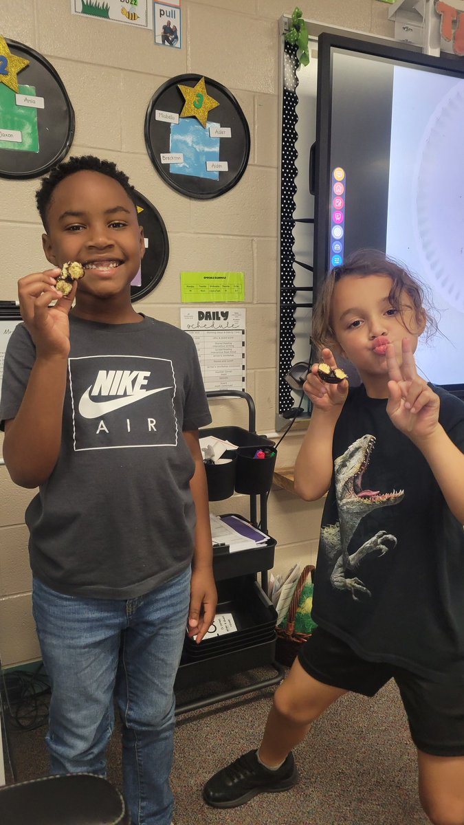 mrsconry's tweet photo. A little fraction treat to go along with our number corner grid pattern. They worked as a team to make sure their halves were a fair share. @HumbleISD_MBE https://t.co/xskCRcvSOE