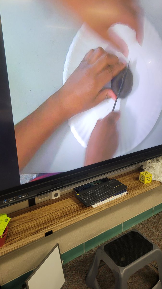 mrsconry's tweet photo. A little fraction treat to go along with our number corner grid pattern. They worked as a team to make sure their halves were a fair share. @HumbleISD_MBE https://t.co/xskCRcvSOE