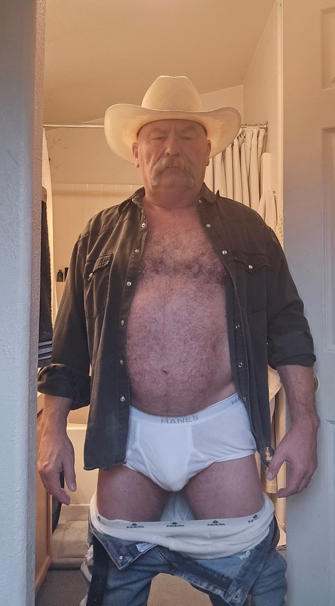 iconcretecowboy's tweet photo. Walked in on me, didn't ya. https://t.co/Lak4VCtGH8
