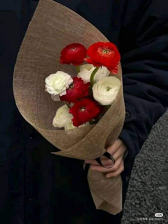 عِندي سُؤالٌ ولَم أعرف إجابتهُ ....

أيُهدى لكِ الوردُ أم تُهدَينَ للوردِ ؟؟