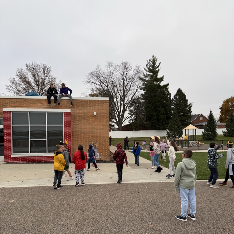 TiptonTigersCSD's tweet photo. We've got some campers up on the roof! The elementary Kids Heart Challenge goal was met and Mr. Heitland and Mr. Griffin are sleeping on the roof! If you see them honk, wave and send warm thoughts! https://t.co/dEvMh6GPnr