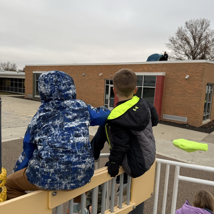 TiptonTigersCSD's tweet photo. We've got some campers up on the roof! The elementary Kids Heart Challenge goal was met and Mr. Heitland and Mr. Griffin are sleeping on the roof! If you see them honk, wave and send warm thoughts! https://t.co/dEvMh6GPnr
