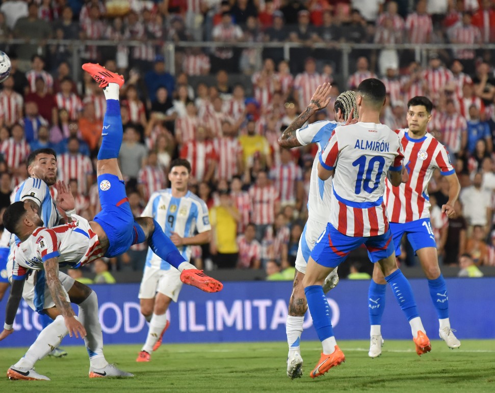 UltimaHoracom's tweet photo. El momento exacto. ¡Un poema! 🇵🇾🤩

Paraguay 1-1 Argentina

#D10 #VamosParaguay #Deportes

📸 José Bogado - ÚH https://t.co/Ozd1aJWeSM