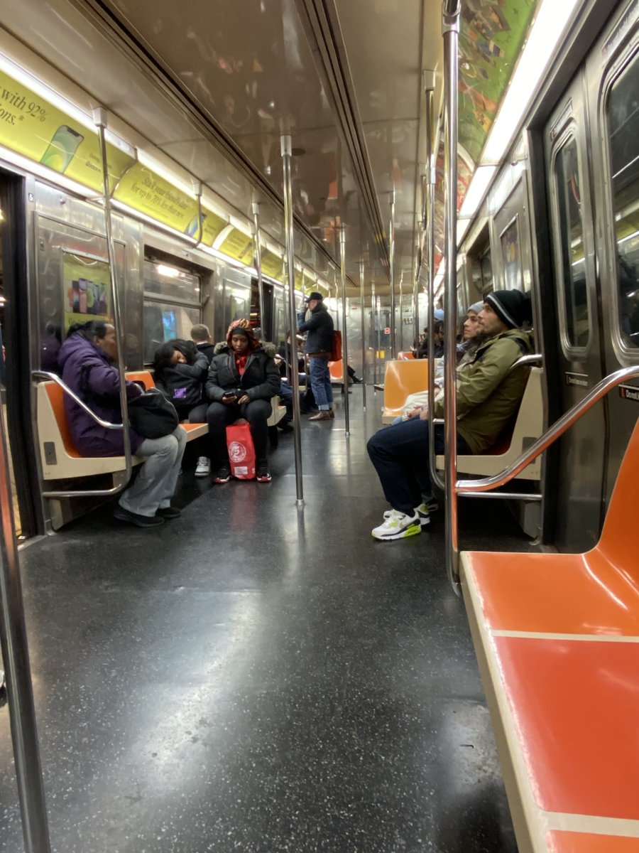 Näin levotonta on Harlemin yömetrossa.