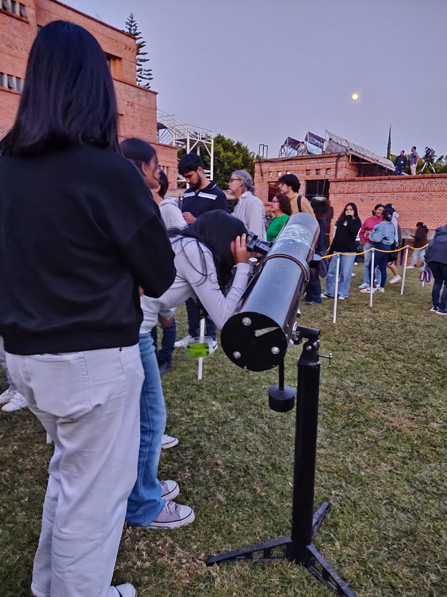 ¡Esta noche, el jardín del #Ciicap se convierte en un observatorio! Acude para observa la luna y los planetas con telescopios; participa en juegos y talleres de ciencia para la niñez. 🚀 El Tráiler de la Ciencia estará presente. ¡Asiste y vive esta experiencia única!