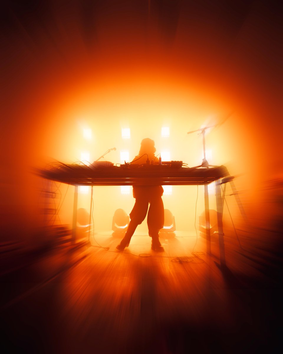 PositiveEducati's tweet image. .@oklou_ en live pour notre soirée d'ouverture. 🤍

📸 @neekketsu