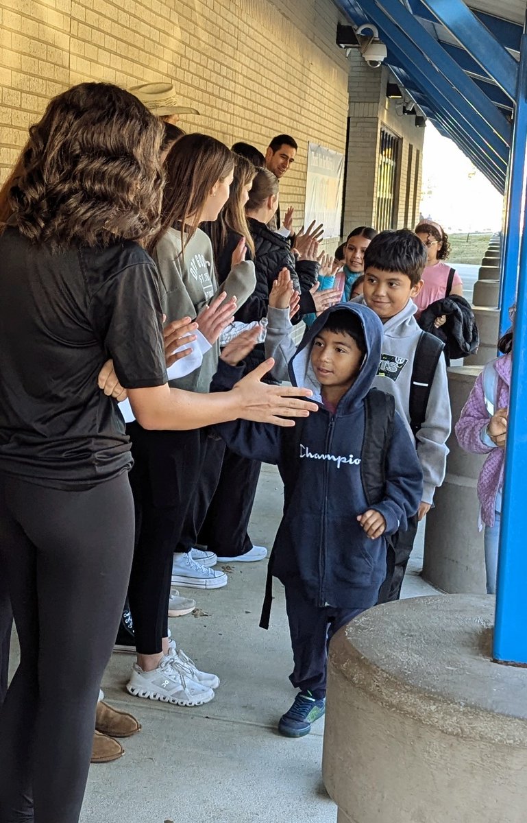 FairviewFalcon2's tweet image. Shout out to @FSSouthside Cross Country team for greeting our Falcons this morning! We loved starting our day with encouraging high fives from you! #FortSmithFam #rolemodels