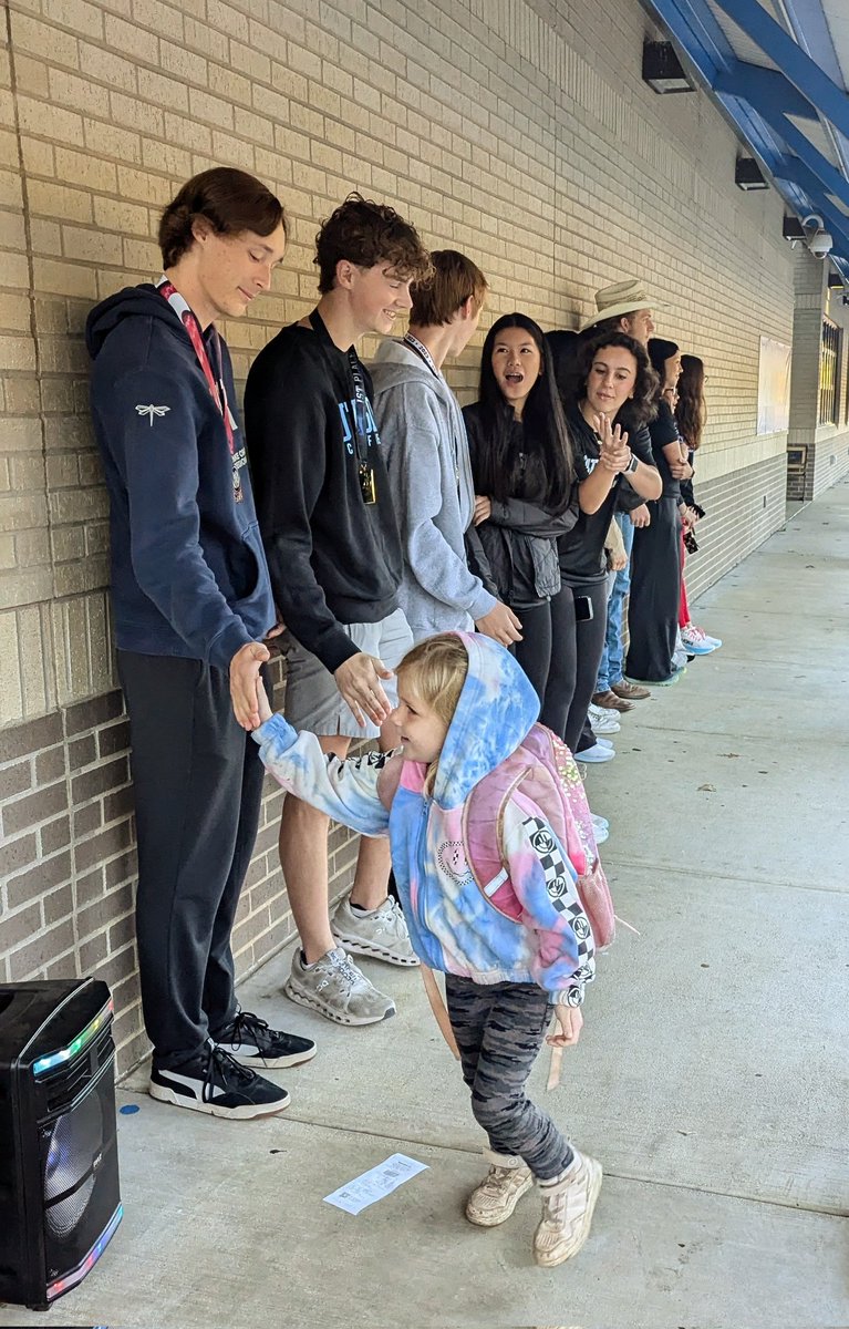 FairviewFalcon2's tweet image. Shout out to @FSSouthside Cross Country team for greeting our Falcons this morning! We loved starting our day with encouraging high fives from you! #FortSmithFam #rolemodels