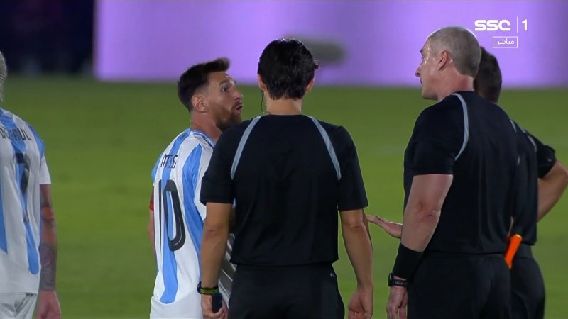 jackiscrazyB's tweet photo. What happened ?? Seems like it's referee fault 👀
#Messi𓃵
#PARARG II #ARGENTINA 🔥⚽️ https://t.co/RHHqt2UdlP