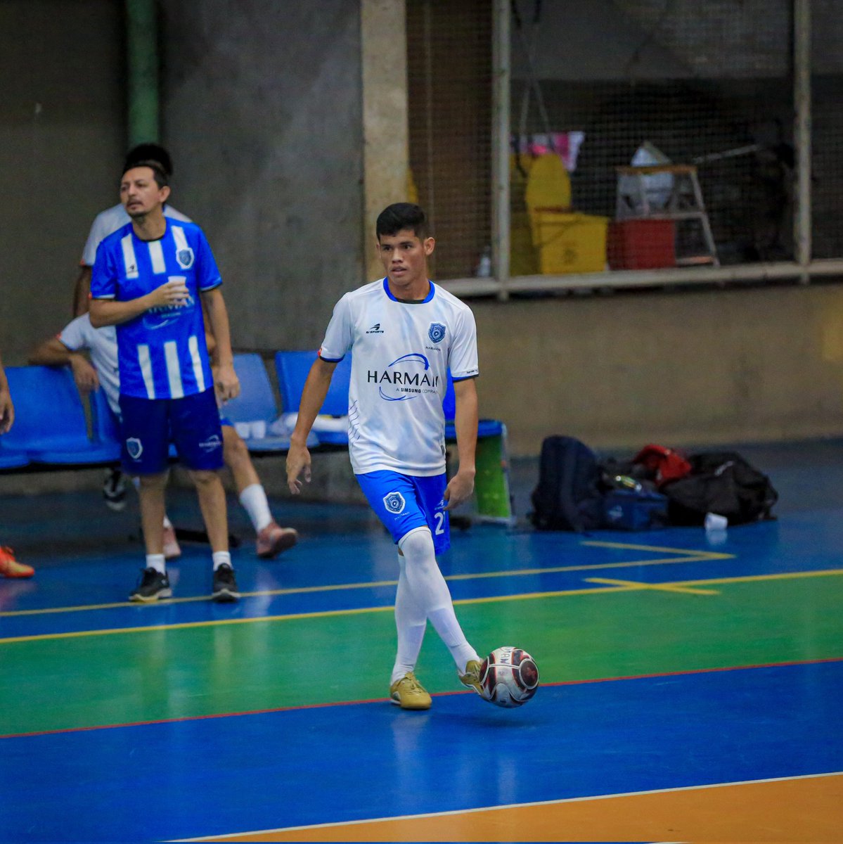 Gabriel99zin's tweet photo. Só pra deixar por aqui como uma boa lembrança. Apesar da eliminação, ver a fábrica parar pra assistir a gente numa semifinal foi um sentimento muito único e top. E também sentir a pressão é algo magnífico. Voltaremos outro ano!!! https://t.co/jsJ5wFpaVG