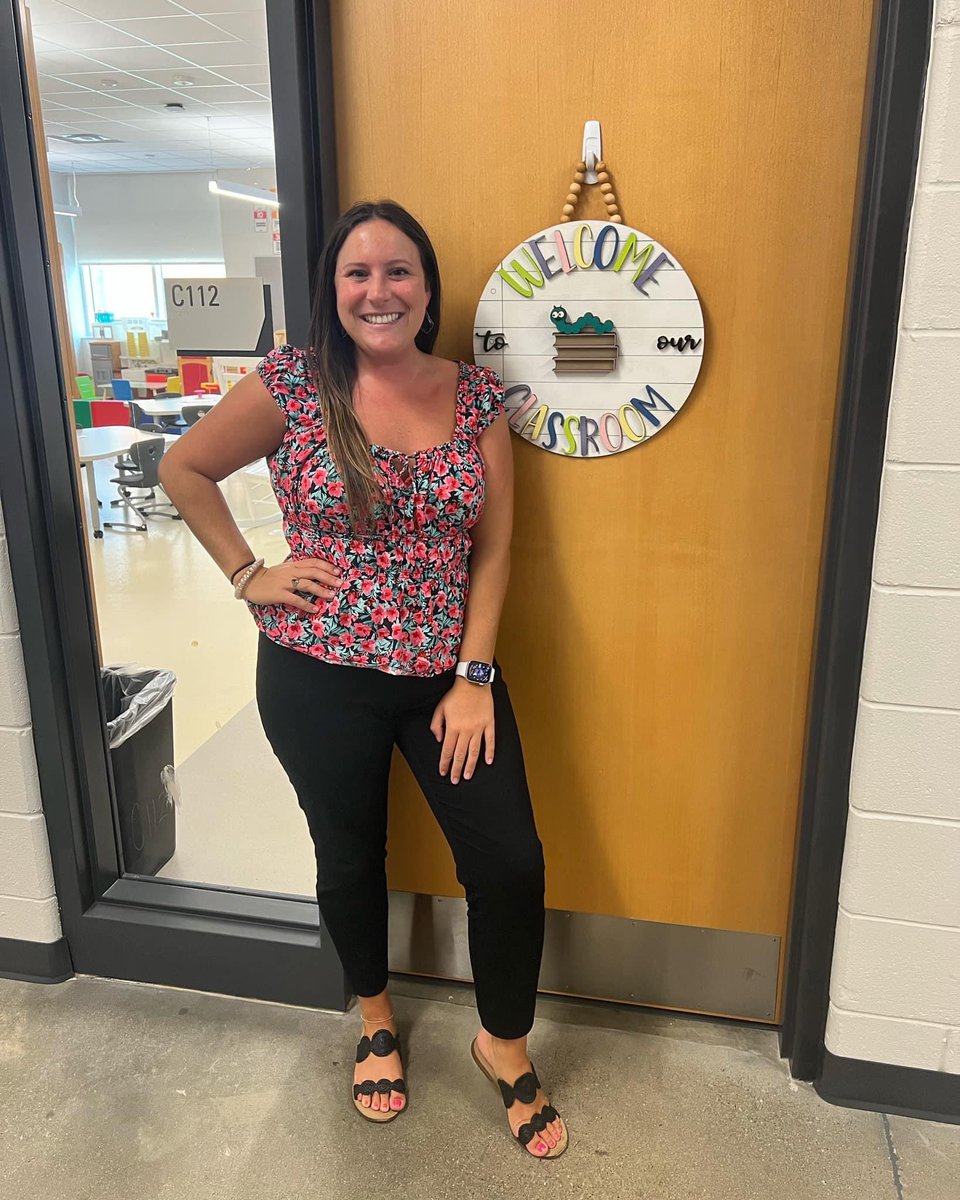 GeneralsFootbal's tweet photo. Congratulations to Ms. Hudson for being named Dinwiddie Football teacher of impact for week 11! Thank you for all you do for the students of Dinwiddie County and for all you and the Cheerleaders do to support our program! #NavyNation #FaceEm https://t.co/Go3gCjpuR2