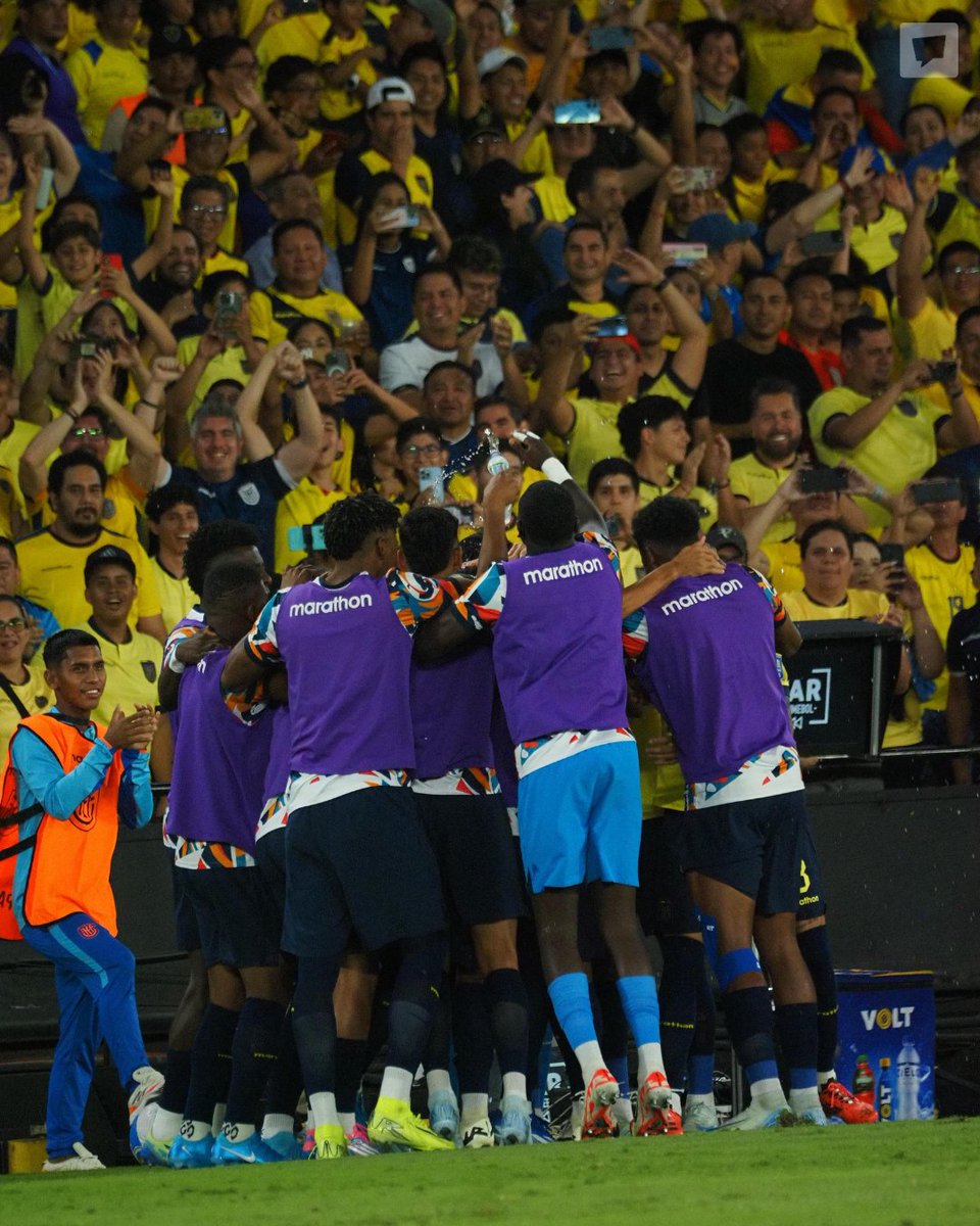 A oscuras, chiros, cabreados... pero el fútbol siempre nos une. SIEMPRE.

📷 <a href="/AndresMediavil4/">Andres Mediavilla</a> en MrOFF