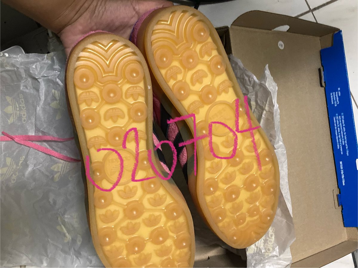 min6yucart's tweet photo. wts lfb ph 

adidas indoor gazelle bliss pink

₱5,999 
• bnew
• WOMENS SIZE 7 UK / 8.5 US / 40 2/3 EUR
• loc: taytay, rizal or sta mesa mnl
bought directly at adidas website 

mop: gcash/maya/cash
mod: meet up/lalamove/lbc

t. adidas brand new indoor gazelle https://t.co/sjFNcjSTVY