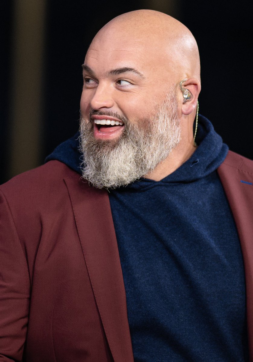 bigcontentguy's tweet photo. andrew whitworth saw a guy with a blazer over a hoodie once and decided that’s his go-to look forever https://t.co/MiO36N8im9