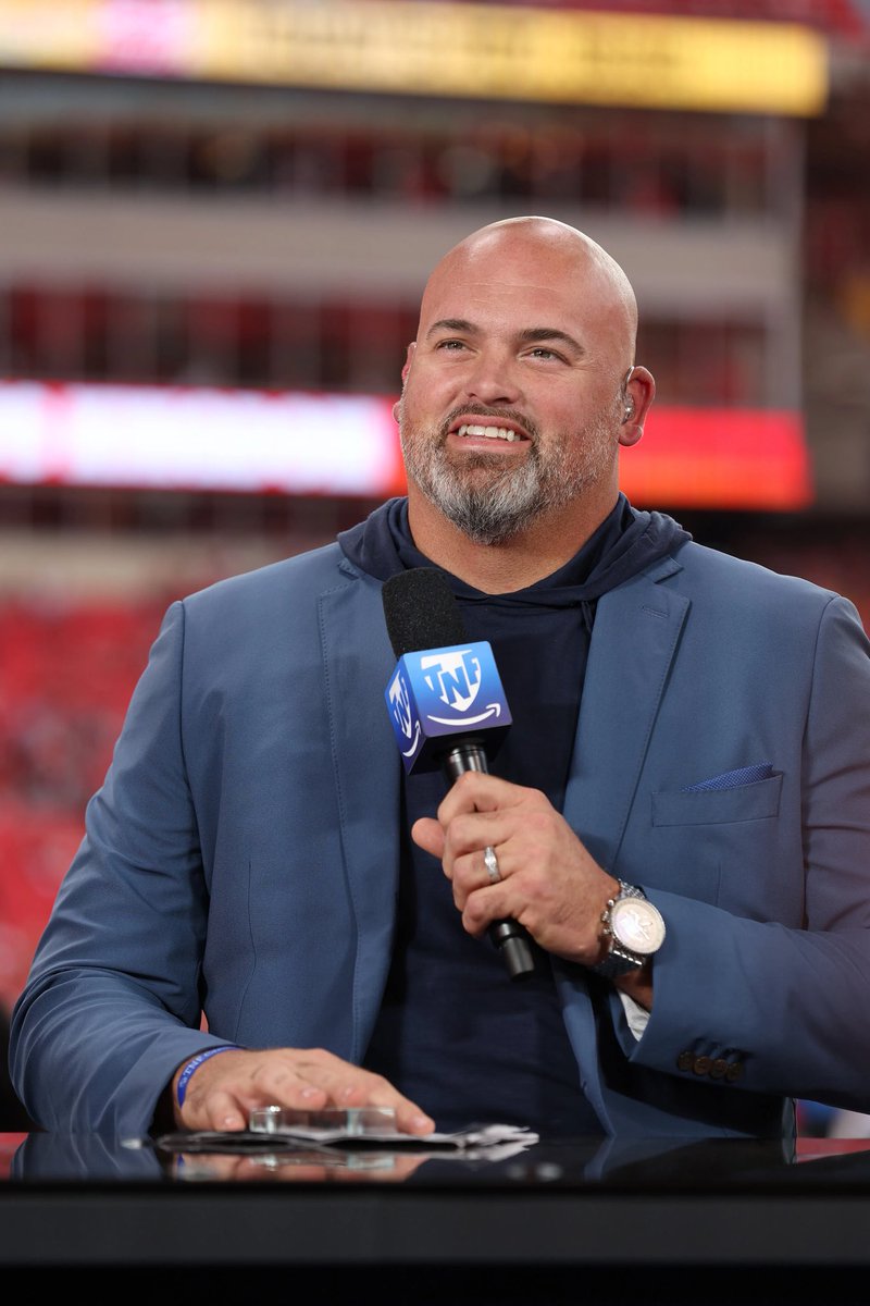 bigcontentguy's tweet photo. andrew whitworth saw a guy with a blazer over a hoodie once and decided that’s his go-to look forever https://t.co/MiO36N8im9