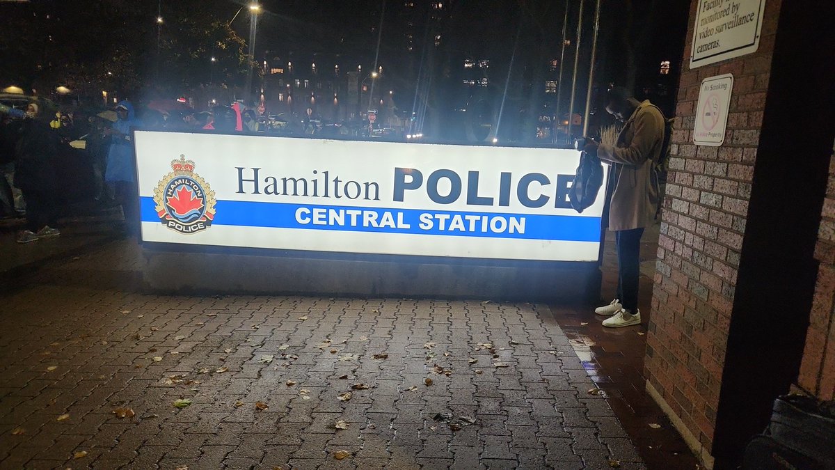 liraduku's tweet image. #JusticeForErixon 
#WeWantAnswers 
#NoJusticeNoPeace
@HamiltonPolice

We do not care about this rain 😒 we just want Justice and Answers.