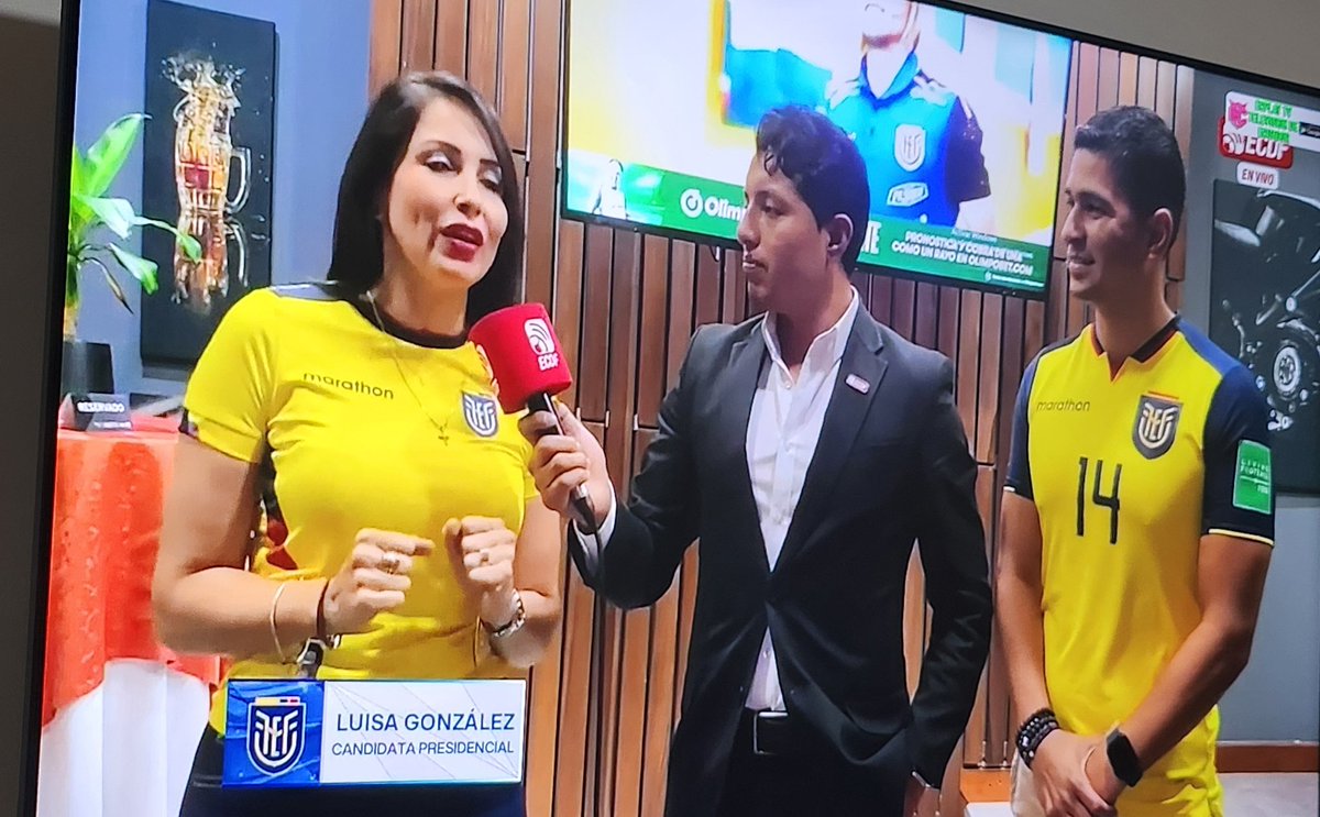 n24noticiasec's tweet image. Sorpresivamente apareció Luisa González en el Canal del Fútbol en la previa del partido de la tricolor.
#EcuadorvsBolivia 
#ECDF