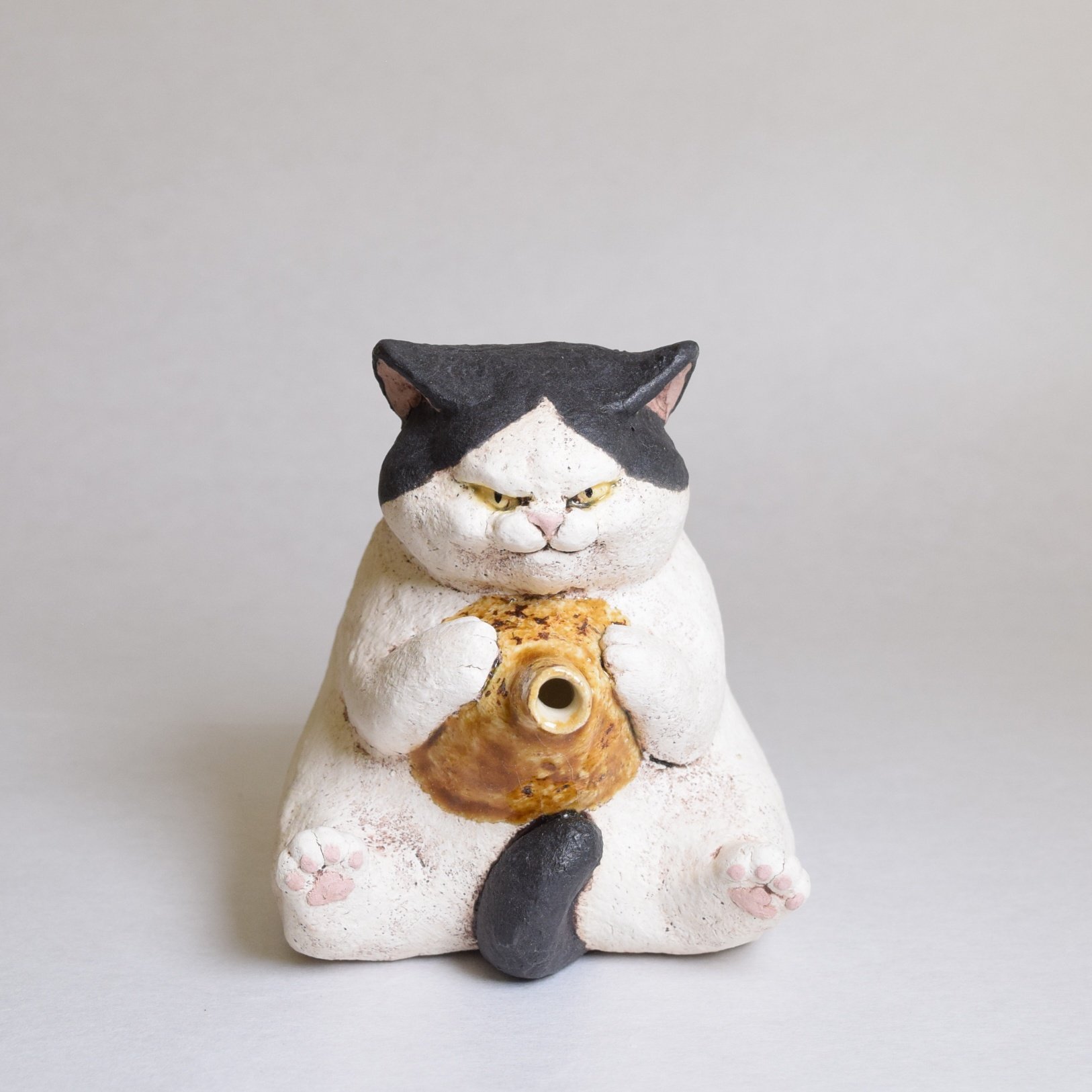 白亜器★猫口（にょこ）ハチワレ猫　ぐい吞み／小鉢★作家物・一点物・希少 白亜器陶展 「ひたすらに猫」 2022年12月10日(土)〜12月18日(日